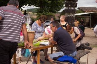 les bénévoles marché des potiers MATOUR