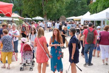 public nombreuxmarché des potiers MATOUR