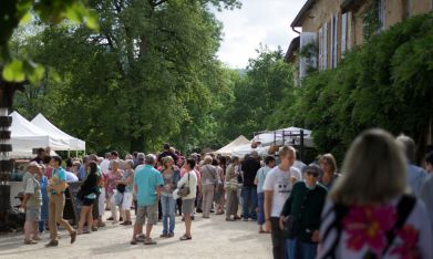 public nombreux marché des potiers MATOUR