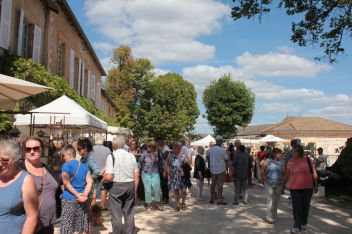 public nombreux marché des potiers MATOUR