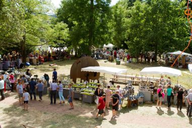 public nombreux marché des potiers MATOUR