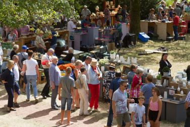public nombreuxmarché des potiers MATOUR