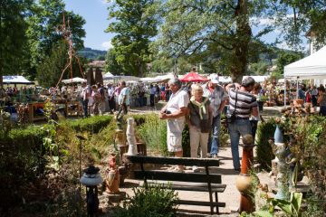 public nombreux marché des potiers MATOUR