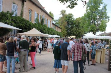 public nombreux marché des potiers MATOUR